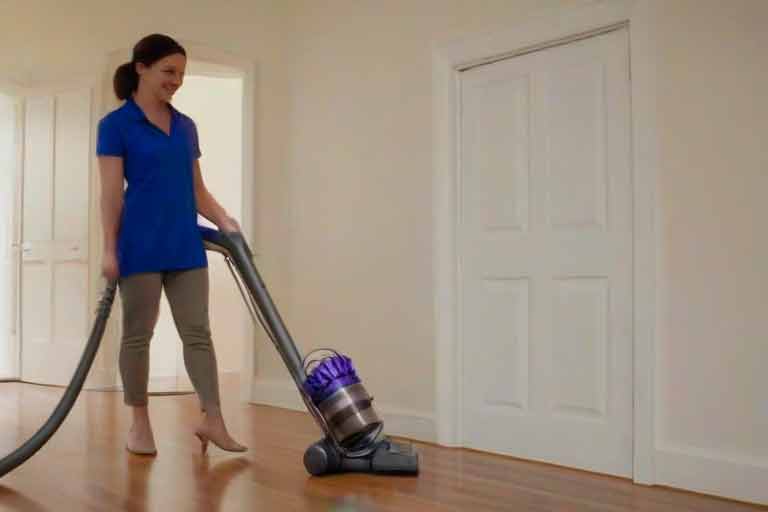 ¿Cómo reparar el rodillo de cepillo desgastado de mi aspiradora Dyson?