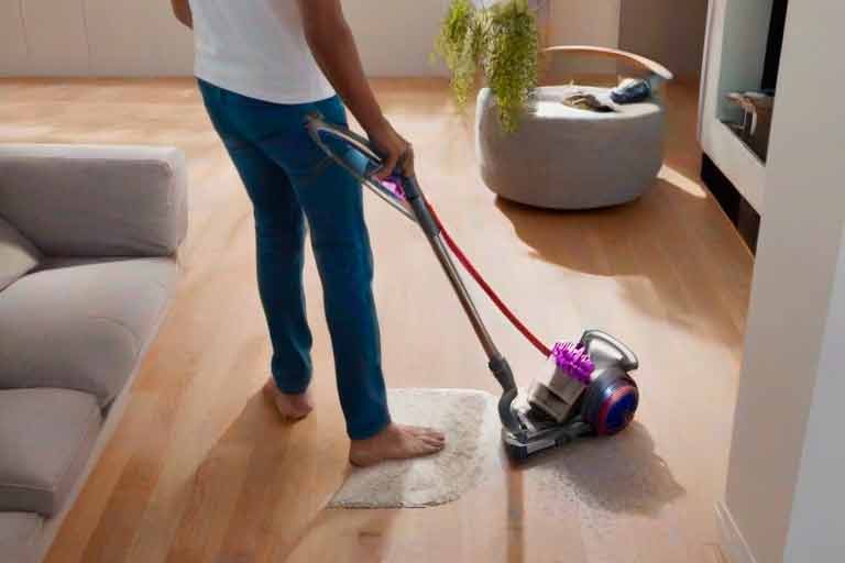 ¿Cómo limpiar o reemplazar el filtro sucio o saturado de mi aspiradora Dyson?