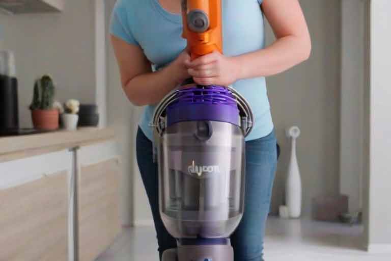 ¿Cómo solucionar los problemas con el interruptor de encendido de mi aspiradora Dyson?