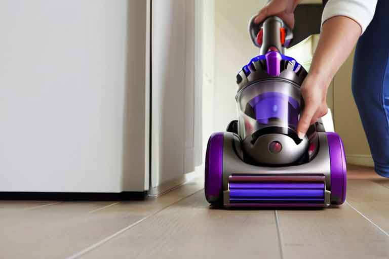 ¿Cómo puedo reparar mi aspiradora Dyson si las ruedas de dirección giratoria no funcionan correctamente?