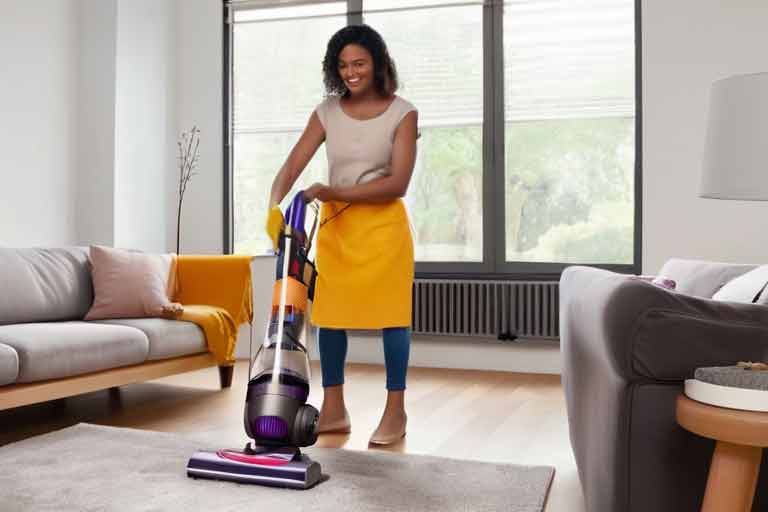 ¿Cómo puedo reparar mi aspiradora Dyson si las ruedas de dirección giratoria no funcionan correctamente?