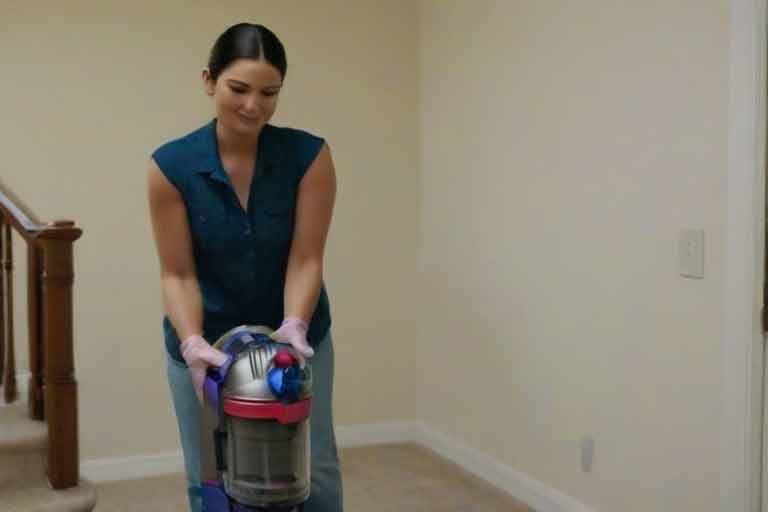 ¿Cómo puedo reparar mi Dyson si existen problemas o pérdida de succión en los accesorios adicionales?