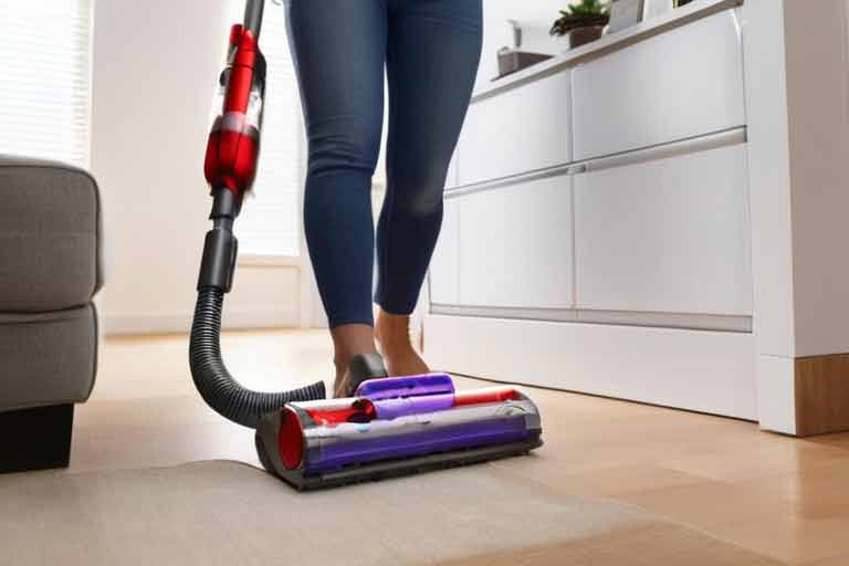 ¿Cómo puedo reparar mi aspiradora Dyson si las ruedas de dirección giratoria no funcionan correctamente?