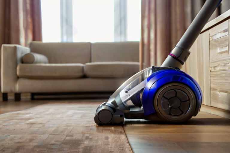 ¿Cómo puedo reparar mi aspiradora Dyson si tengo problemas al ajustar la longitud del tubo?