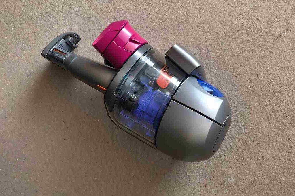 Cómo ajustar la altura de la barra de cepillo en una aspiradora Dyson DC40 Origin