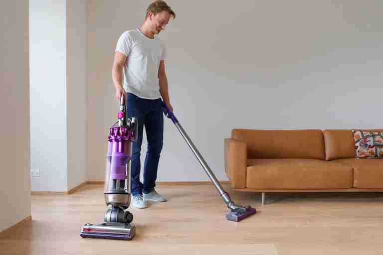 ¿Cómo reparar la batería de una aspiradora Dyson si no carga?
